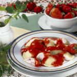 Pierogi z serem i truskawkami z puree owocowym