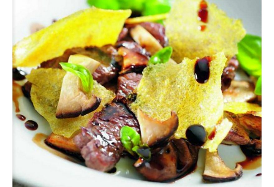 Przepis na smaczną wołowinę w occie balsamicznym z domowymi chipsami