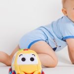 Twoje dziecko zaczyna raczkować? Zadbaj o jego bezpieczeństwo