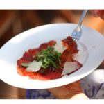 Przepis na CARPACCIO Z MARYNOWANEJ POLĘDWICY Z ŻUBRA Z PRAŻONYMI KAPARAMI, OLIWKAMI, OLEJEM RZEPAKOWYM I SWIEŻO TARTYM SEREM BURSZTYN