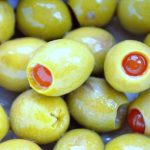 Przepis na sałatkę cesarską z czarnymi hiszpańskimi oliwkami