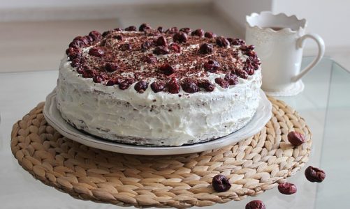 Pyszny lekki tort orkiszowy z puszystym kremem z ricotty i chrupiącymi puffingowanymi wiśniami
