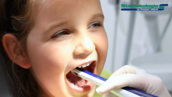 Stomatolog dziecięcy jak leczyć bez bólu i lęku Dziecko, LIFESTYLE - Twoje dziecko płacze na samą myśl o dentyście? Lament, strach i ucieczka sprzed gabinetu to obowiązkowe punkty każdej wizyty? Nie musi tak być, oswój dziecko z leczeniem zębów jak najwcześniej, wybierz placówkę, w której czekają na nie bezbolesne zabiegi i przyjazny personel.