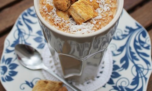 Mrożona kawa z mlekiem sojowym i owocami mango