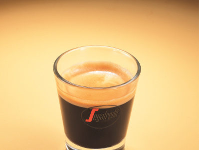 Espresso – esencjonalny bukiet, intensywny aromat i gęsta crema
