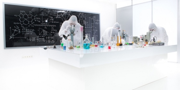 Polskie firmy farmaceutyczne coraz bardziej innowacyjne BIZNES, Farmacja - Firmy zajmujące się produkcją leków i wyrobów farmaceutycznych mają największy udział w innowacjach 45,6% wsród wszystkich przedsiębiorstw przemysłowych