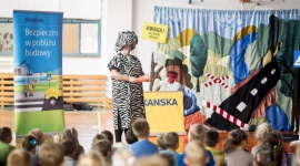 Dzieci będą uczyć się zasad bezpieczeństwa w domu Dziecko, LIFESTYLE - Premierowe spektakle pod hasłem Bezpieczni w domu i mieszkaniu? odbyły się w środę, 18 maja w wybranych szkołach podstawowych w Warszawie. Tylko pierwszego dnia wzięło w nich udział blisko 900 dzieci. Inicjatorem akcji jest firma Skanska.