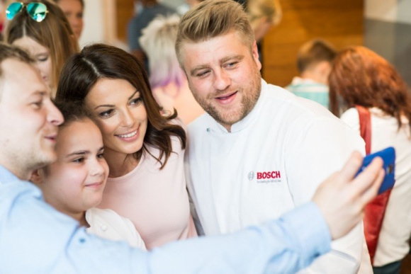 Słodka uczta w Akademii Smaku Dziecko, LIFESTYLE - Kolejna odsłona Akademii Smaku, która dobiegła już końca, okazała się tą, którą zapadnie w pamięć na długo. A wszystko to za sprawą małych miłośników kuchni i ich przedstawicielki, Natalii Paździor zwyciężczyni pierwszej polskiej edycji MasterChef Junior.