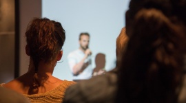 Jak pokonać tremę podczas wystąpienia? Psychologia, LIFESTYLE - Bez względu na to czy prowadzisz prezentacje dla partnerów biznesowych, szkolisz pracowników, czy też wygłaszasz prelekcje podczas branżowych konferencji, prawdopodobnie obawiasz się reakcji publiczności. Stresu nie da się uniknąć całkowicie można go jednak zminimalizować.