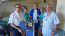 Laser Holmowy od Fundacji Aflofarmu dla szpitala w Pabianicach Zdrowie, BIZNES - Fundacja My Kochamy Pabianice?, założona z inicjatywy firmy farmaceutycznej Aflofarm Farmacja Polska Sp. z o.o. przekazała 135 tys. zł na zakup lasera holmowego dla Pabianickiego Centrum Medycznego. 14 września odbyło się oficjalne przekazanie sprzętu.