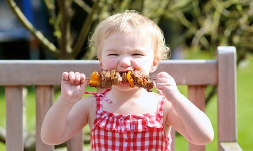 Wakacyjne grillowanie jakie dodatki warto mieć pod ręką?
