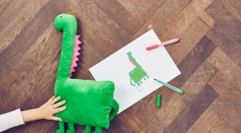 Trwa konkurs rysunkowy Zabawa to poważna sprawa? Dziecko, LIFESTYLE - IKEA po raz kolejny realizuje marzenia dzieci ożywia? ich rysunki i zmienia je w pluszowe zabawki. Każda praca zgłoszona do konkursu ma szansę stać się pluszakiem, a Twoje dziecko może zostać projektantem globalnej kolekcji, która trafi na półki sklepów IKEA na całym świecie.