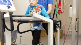 Laboratorium chodu pomaga dzieciom Zdrowie, BIZNES - Pierwsze w województwie łódzkim specjalistyczne laboratorium analizy chodu zostało uruchomione w Fundacji Pomocy Dzieciom Kolorowy Świat?.