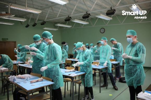Poznawanie przez eksperymentowanie rusza ADAMED SmartUP Academy Zdrowie, BIZNES - Czy kazeina mleka jest większa od ovoalbuminy jajka? Jak zbudowana jest słynna podwójna helisa? Odpowiedzi na m.in. te pytania wspólnie będą poszukiwać uczestnicy ADAMED SmartUP Academy.