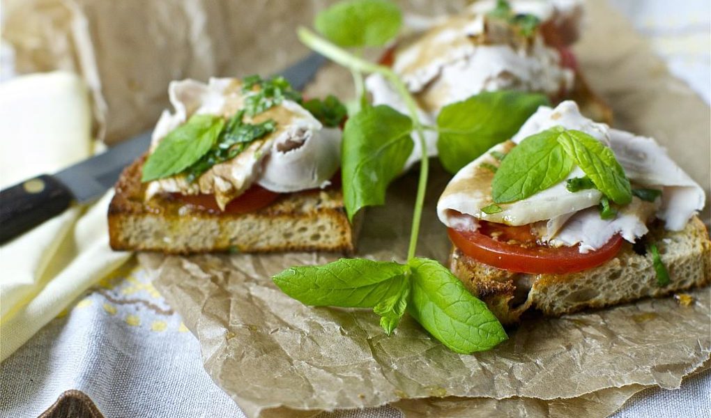 BRUSCHETTA Z CZOSNKIEM, POMIDOREM I BAZYLIĄ