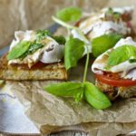 BRUSCHETTA Z CZOSNKIEM, POMIDOREM I BAZYLIĄ
