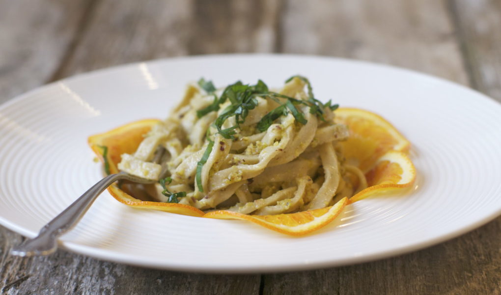 TAGLIOLINI Z PISTACJOWYM PESTO I CZERWONĄ POMARAŃCZĄ