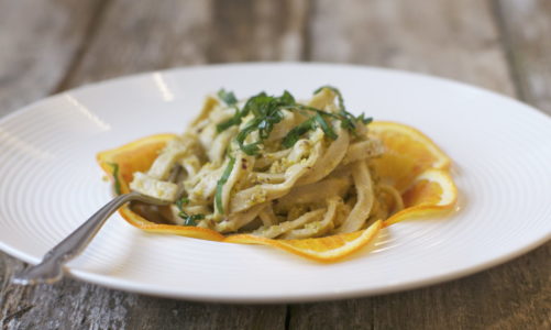 TAGLIOLINI Z PISTACJOWYM PESTO I CZERWONĄ POMARAŃCZĄ