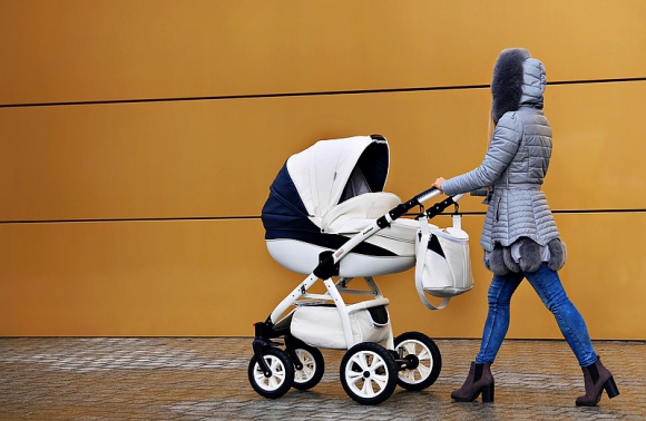 Mama wie lepiej: niebezpieczne potrząsanie dzieckiem nie wolno tego robić! Dziecko, LIFESTYLE - Dziecko płacze, a Ty nie wytrzymujesz napięcia i energicznie potrząsasz malcem, krzycząc jednocześnie, aby się uspokoiło? Twój maluch ucisza się tylko wtedy, gdy mocno trzepiesz wózkiem tak intensywnie, że sam/a