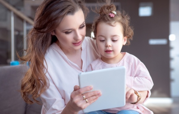 Prezent dla? dziecka wyzwanie dla rodziców Dziecko, LIFESTYLE - Najmłodsi odliczają dni do 1 czerwca, czekając na związane z nim przyjemności. Choć najważniejszy jest ciekawie spędzony wspólny czas z rodzicami, warto jednak dodatkowo umilić go upominkiem, który będzie zarówno pamiątką, jak i źródłem mądrej i rozwijającej zabawy.