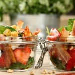 Słoik do pracy? Tak wypełniony sałatkami! Przepisy na wiosenny lunch
