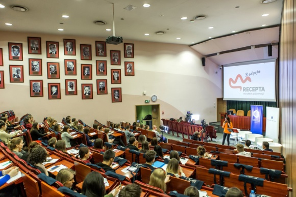 Gedeon Richter wspiera studentów farmacji BIZNES, Farmacja - Prawie 200. studentów wzięło udział w spotkaniach "RECEPTY na sukces w farmacji", a transmisja live z ostatniego z nich została wyświetlona prawie 6 tysięcy razy. Organizatorzy wierzą, że spotkania były dla uczestników impulsem do poszukiwania swojej drogi zawodowej.