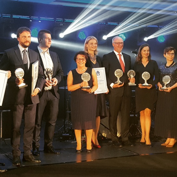 Dobroczyńca Roku 2017. Delia Cosmetics nagrodzona Zdrowie, BIZNES - 29 maja wyłoniono laureatów w plebiscycie Dobroczyńca roku 2017. Konkurs ten ma na celu propagowanie prospołecznych działań przedsiębiorstw. W tym roku tytuł Dobroczyńcy Roku 2017 przypadł polskiej firmie Delia Cosmetics.