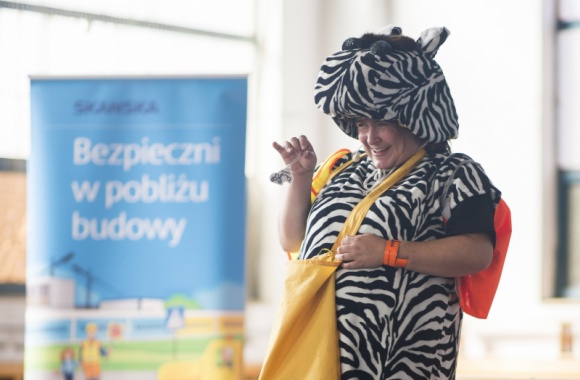 Świeć przykładem bajkowa edukacja na rzecz bezpieczeństwa Dziecko, LIFESTYLE - Słońce, zero nauki i beztroski czas wakacji. Jak zadbać o to, aby dzieci spędziły te chwile w pełni bezpiecznie? Bajkowy sposób ukazania dzieciom konsekwencji nieprzestrzegania najważniejszych reguł bezpieczeństwa, pomaga zrozumieć najmłodszym, jak uniknąć groźnych sytuacji.