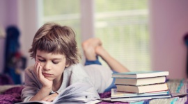 Yes I can! 4 alternatywne sposoby nauki języka dla dzieci Dziecko, LIFESTYLE - Zanim dzieci trafią do szkolnej ławy, nie istnieje dla nich różnica między nauką i zabawą. Wykorzystując naturalne mechanizmy motywujące do poznawania nowych rzeczy, można sprawić, że z łatwością będą przyswajać języki obce. Podpowiadamy, jak to zrobić.