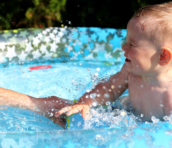 Mama wie lepiej: Uff jak gorąco dowiedz się, czego absolutnie nie wolno robić Dziecko, LIFESTYLE - Przed nami miesiące pełne słońca i wysokich temperatur czas wyjazdów, wypadów nad wodę, całych dni spędzanych na placach zabaw i w parkach oraz długich godzin spacerów z maluszkami, które właśnie przeżywają swoje pierwsze czy drugie lato w życiu.