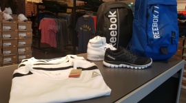 Ostatni dzwonek przed pierwszym dzwonkiem na zakupy do szkoły Dziecko, LIFESTYLE - Plecak? Strój i buty na zajęcia sportowe? Marynarka albo sukienka na rozpoczęcie roku szkolnego? To już ostatni dzwonek na to, aby przed startem roku szkolnego zrobić zakupy do szkoły czy przedszkola. We Wrocław Fashion Outlet można to zrobić tanio i wygodnie