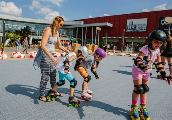 Cyrkowe zabawy w Porcie Łódź Dziecko, LIFESTYLE - Mini szczudła, żonglowanie i inne cyrkowe konkurencje takie atrakcje zaplanowali na najbliższy weekend (26 27 sierpnia) animatorzy w Porcie Łódź Junior. Dodatkowo na Patio Centrum wszyscy chętni będą mogli zrobić sobie wakacyjny tatuaż.