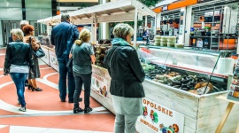 Lokalne specjały na Jarmarku w Porcie Łódź , LIFESTYLE - W najbliższy czwartek, 28 września, w Porcie Łódź pojawią się producenci nieprzetworzonej i zdrowej żywności z małych, rodzinnych gospodarstw. Regionalni wystawcy ze swoją ofertą pozostaną w Centrum do 1 października.