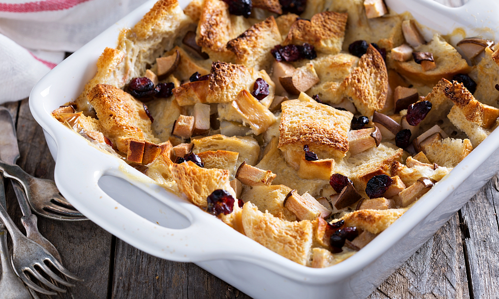 SLOW BREAKFAST JESIENNY PUDDING CHLEBOWY Z GRUSZKĄ I ŻURAWINĄ