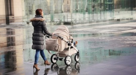 Mama wie lepiej: jak rozsądnie wybrać wygodną spacerówkę? Dziecko, LIFESTYLE - Jaka powinna być idealna spacerówka? Zwrotna, lekka w prowadzeniu, wygodna. Na tyle duża, aby zapewniała dziecku wygodę podczas spaceru, jednocześnie zaś na tyle kompaktowa, aby po złożeniu (szybkim i nieskomplikowanym) zmieściła się do bagażnika...