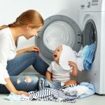 Noworodek w domu. Jak sprzątać i zadbać o zdrowie malucha?