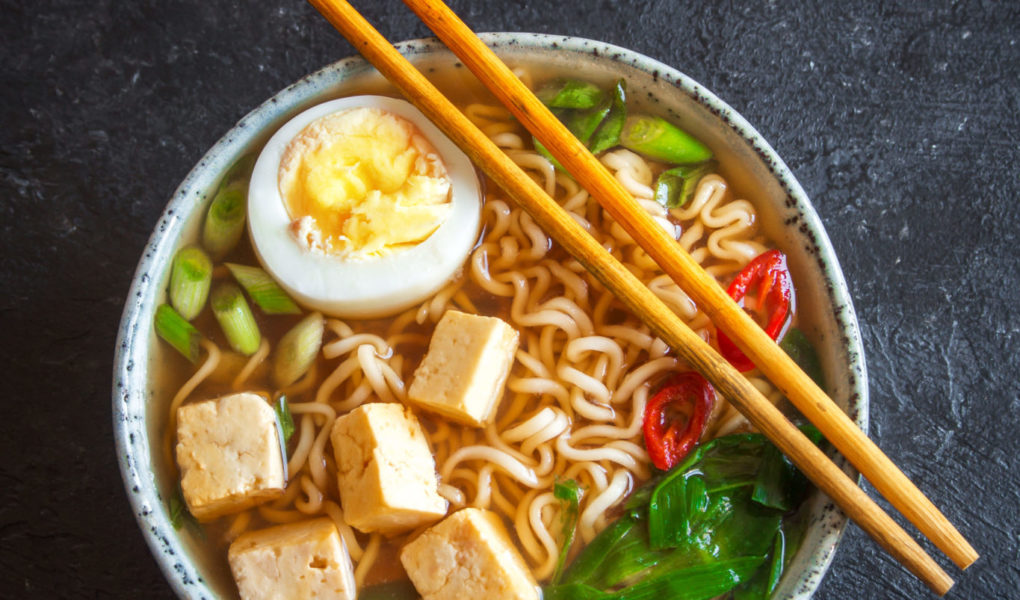 Ramen egzotyczny i sycący przysmak na jesienną chandrę