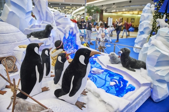 Port Łódź z lodową wyspą Dziecko, LIFESTYLE - Lodowa kraina tak najlepiej można określić nową tegoroczną aranżację Atrium centrum handlowego Port Łódź, należącego do IKEA Centres. Organizacja świątecznej przestrzeni zaskakuje kreatywnością i harmonijną kompozycją.