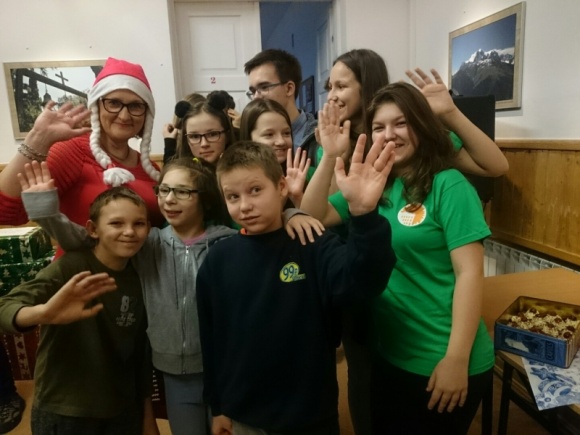 Białostoccy uczniowie wsparli niepełnosprawne dzieci Dziecko, LIFESTYLE - Dziesięć ogromnych paczek wręczyli uczniowie Zespołu Szkół Społecznych Fundacji Edukacji Fabryczna 10? niepełnosprawnym dzieciom ze Specjalnego Ośrodka Szkolno-Wychowawczego w Białymstoku.