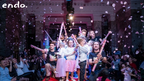 Majewski, Damięcki, Zagrobelny, Mroczek w charytatywnym pokazie mody marki Endo. Dziecko, LIFESTYLE - 11 grudnia w Sali Ratuszowej PKiN odbył się charytatywny pokaz kolekcji świątecznej Endo. Mali podopieczni Fundacji Spełnionych Marzeń zaprezentowali stylowe ubranka w towarzystwie gwiazd oraz członkiń Klubu Integracji Europejskiej.
