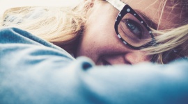 Okulary ?zerówki? ? szkodliwe dla oka? , LIFESTYLE - Jeszcze kilkadziesiąt lat temu noszenie okularów mogło wprawiać w zakłopotanie, jednak dzisiejsze trendy na dobre wpisały okulary w modowe stylizacje, a trafnie dopasowane oprawki stały się symbolem dobrego gustu ich właściciela, podkreślającym jego charakter.