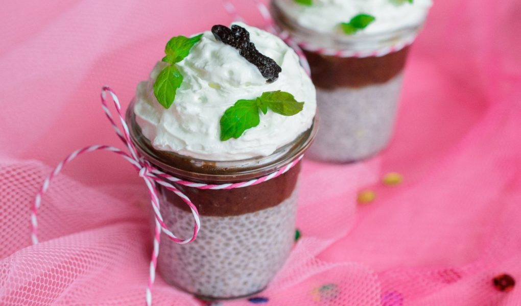 Pudding chia z musem ze śliwek kalifornijskich i bitą śmietaną
