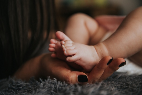 Pięć cennych rad dla świeżo upieczonej mamy na czas w połogu Zdrowie, LIFESTYLE - Większość kobiet pod koniec ciąży skupia się na przygotowaniu się do porodu. Nie mogą doczekać się chwili, w której pierwszy raz przytulą swoje maleństwo, ale z drugiej strony są przerażone myślą o tym, co będzie później.