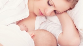 Dlaczego mleko mamy to złoty standard żywienia niemowląt? Dziecko, LIFESTYLE - Niepowtarzalność i wyjątkowość mleka mamy sprawia, że pediatrzy rekomendują karmienie piersią jako najlepszy sposób żywienia niemowlęcia. Czy wiesz, dlaczego?