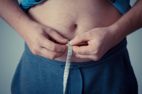 Oponka na brzuchu ? groźniejsza niż Ci się wydaje Zdrowie, LIFESTYLE - Oponka na brzuchu to nie tylko komplikacja estetyczna, ale przede wszystkim zdrowotna. Kamuflowanie dodatkowych fałdek nie pomoże w rozwiązaniu problemu, a ten może być znacznie większy niż nam się wydaje.