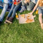 Nowoczesna forma piknikowania jedzenie z dostawą na koc?