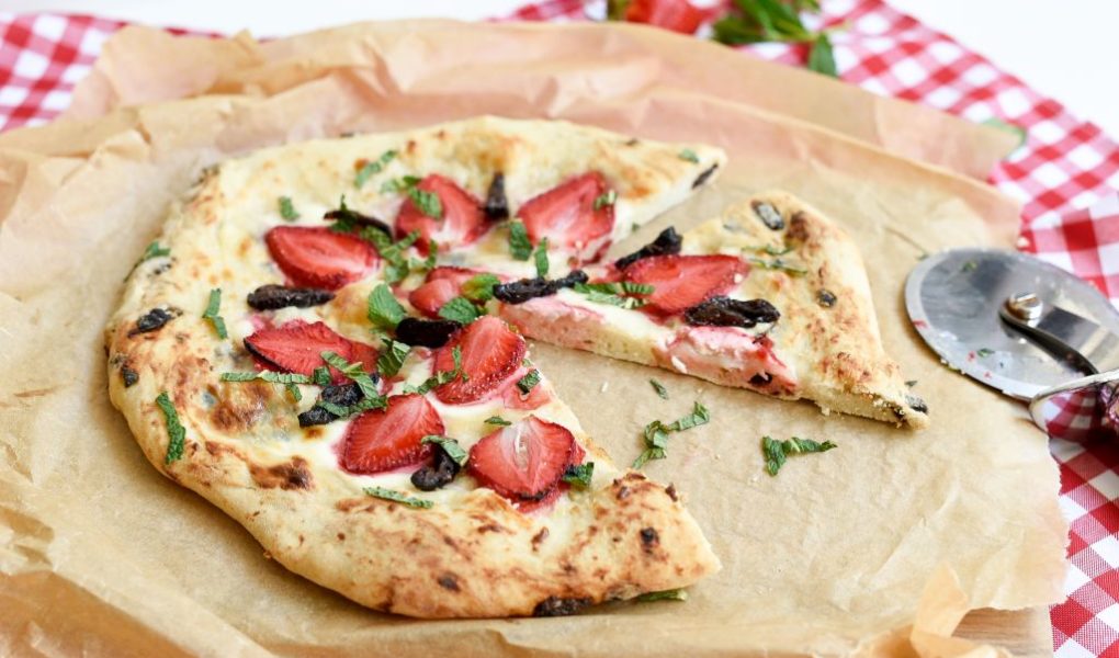 Pizza z mascarpone, śliwkami kalifornijskimi i miętą