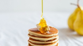 Przepis na pyszne, pachnące placuszki bananowo-jaglane la pancakes. Dziecko, LIFESTYLE - Poniżej pomysłowy przepis na pyszne placuszki la pancakes z wartościowych składników, które można serwować z dowolnymi dodatkami. Z pewnością podbiją podniebienia małych i dużych łasuchów. Są świetnym pomysłem na śniadanie, słodki obiad czy podwieczorek dla całej rodziny.