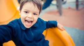 Jak zapewnić dziecku zdrowe i szczęśliwe dzieciństwo? Dziecko, LIFESTYLE - Na Dzień Dziecka najmłodsi czekają z niecierpliwością, a rodzice wymyślają dla nich liczne atrakcje i niespodzianki. Jednak najcenniejszym prezentem, który opiekunowie mogą podarować dzieciom nie tylko od święta, jest zadbanie o ich prawidłowy rozwój każdego dnia.