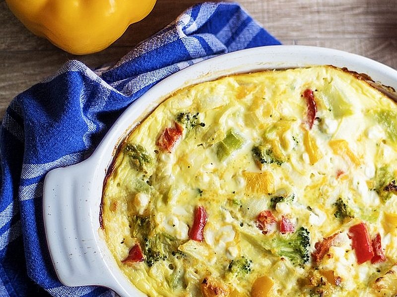 Sycąca, aromatyczna zapiekanka bezglutenowa z makaronem teff, brokułami i mozzarellą